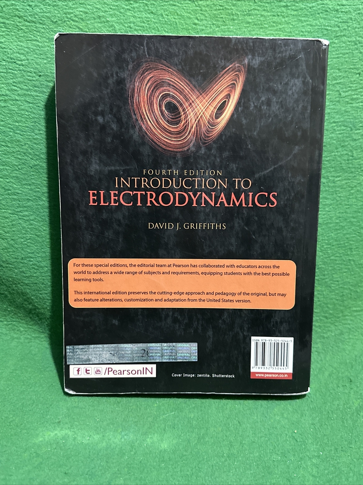 Introduction to Electrodynamics 4e – Paperback By David J. Griffiths