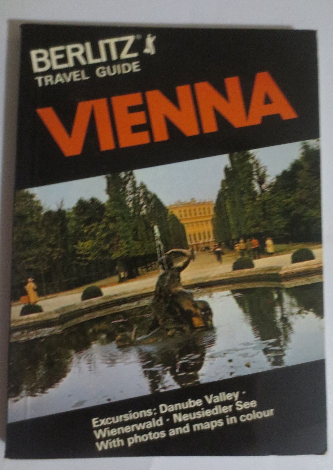 BERLITZ TRAVEL GUIDE VIENNA PAPAERBACK 1982 128 PAGES 4 X 5.5 INCHES