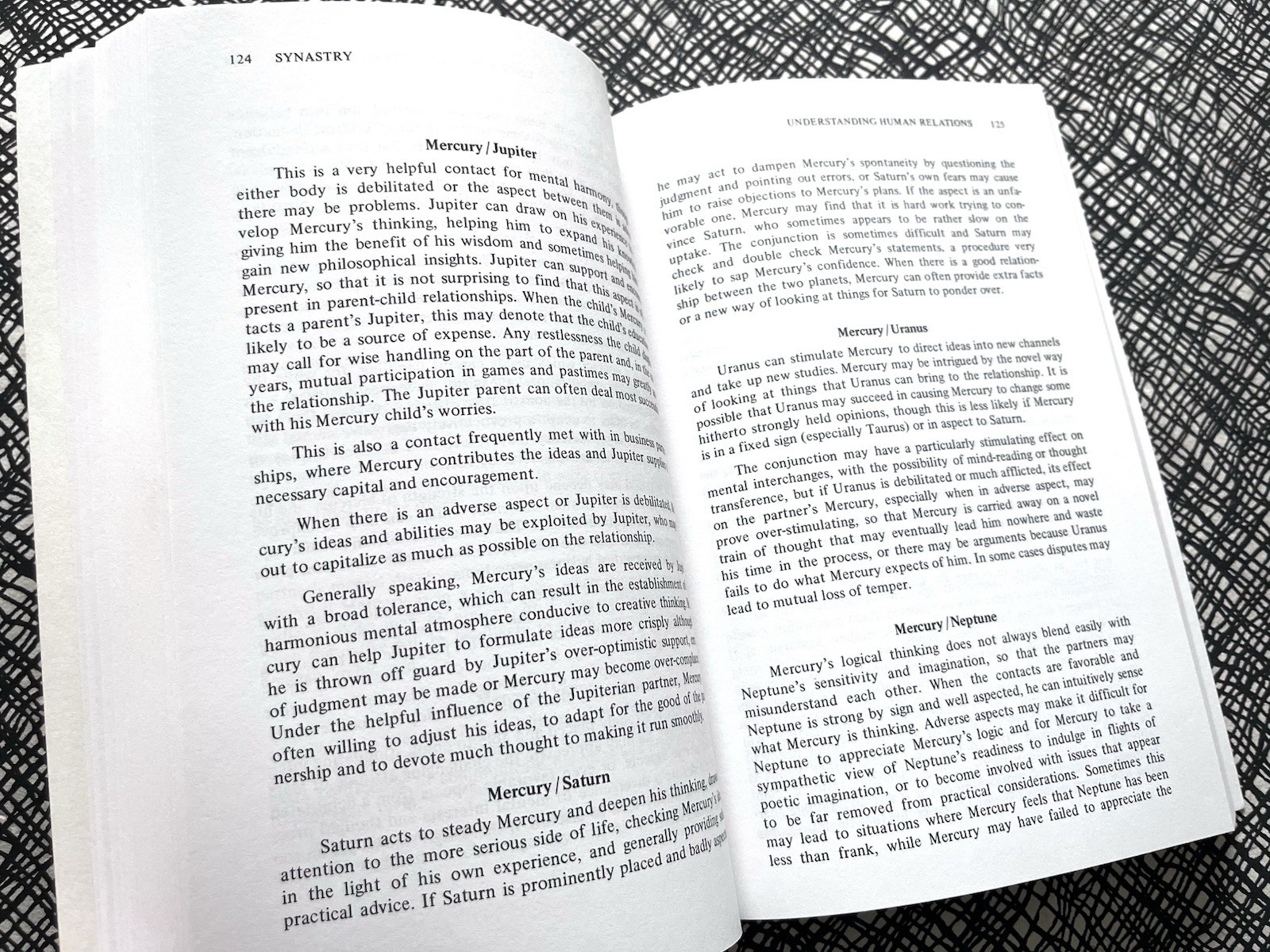 SYNASTRY: UNDERSTANDING HUMAN RELATIONS THROUGH ASTROLOGY ~ DAVISON New Age VGPB