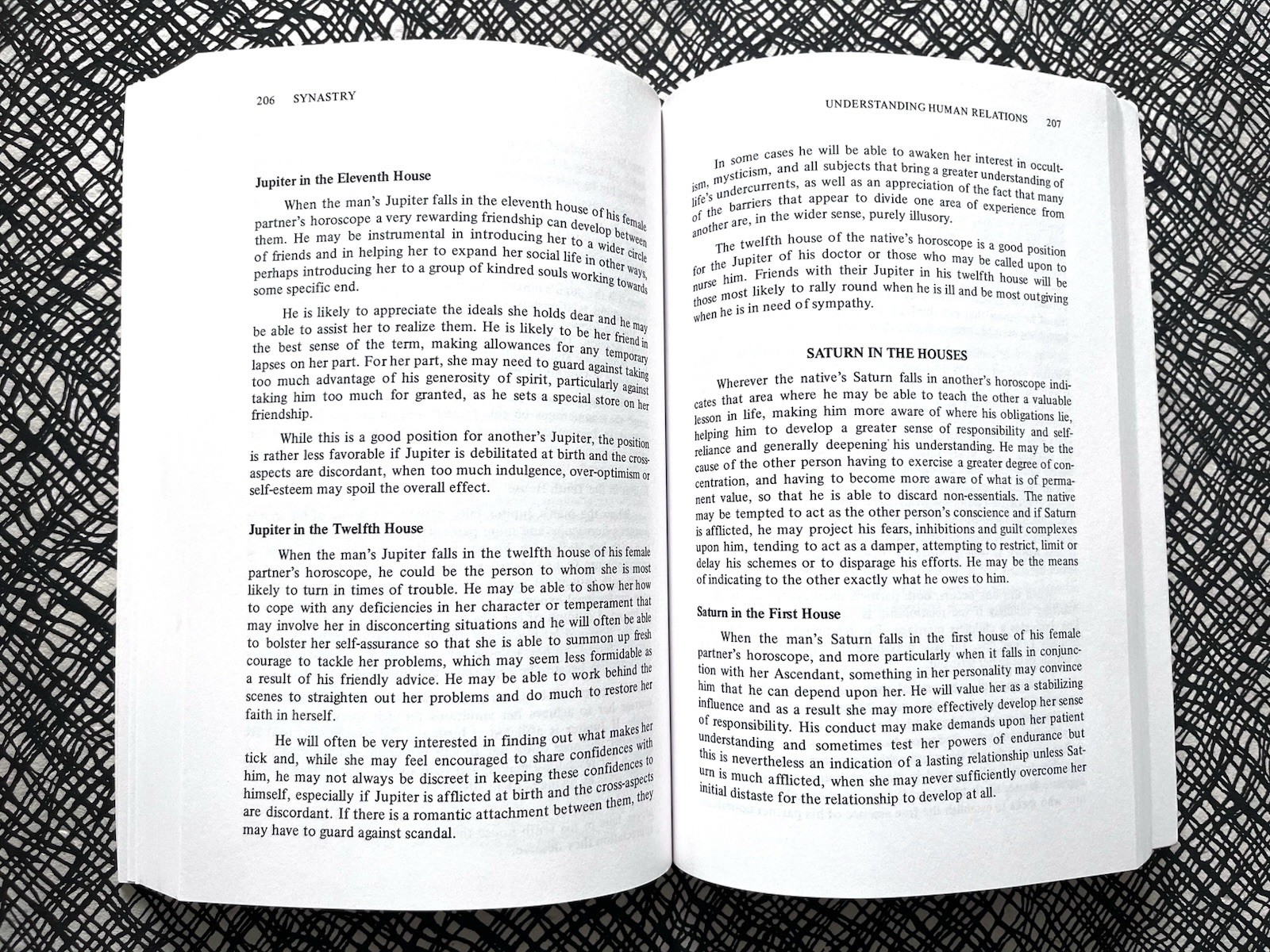 SYNASTRY: UNDERSTANDING HUMAN RELATIONS THROUGH ASTROLOGY ~ DAVISON New Age VGPB